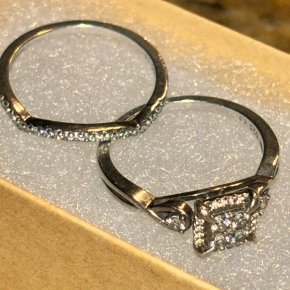 Source Unknown Jewelry - Elegant Silver Diamond Ring Set